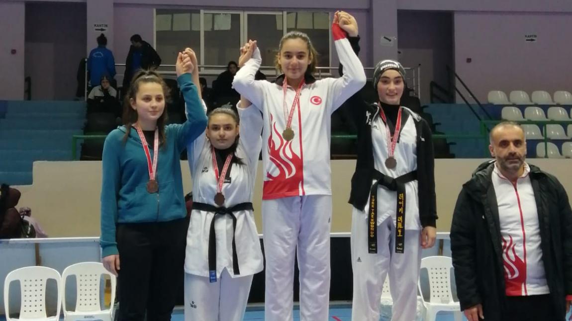Öğrencimiz Tuğba Gürses Taekwondo'da +68 kiloda okul sporları müsabakasında İstanbul 2.si olmuştur.