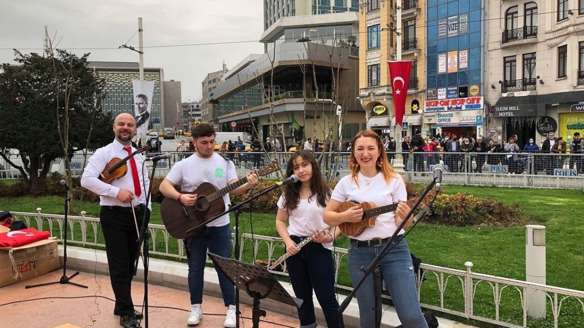  23 Nisan Ulusal Egemenlik ve Çocuk Bayramı'nın İstanbul'daki kutlamalarının bir ayağı Taksim Meydanı'da gerçekleşmiştir.