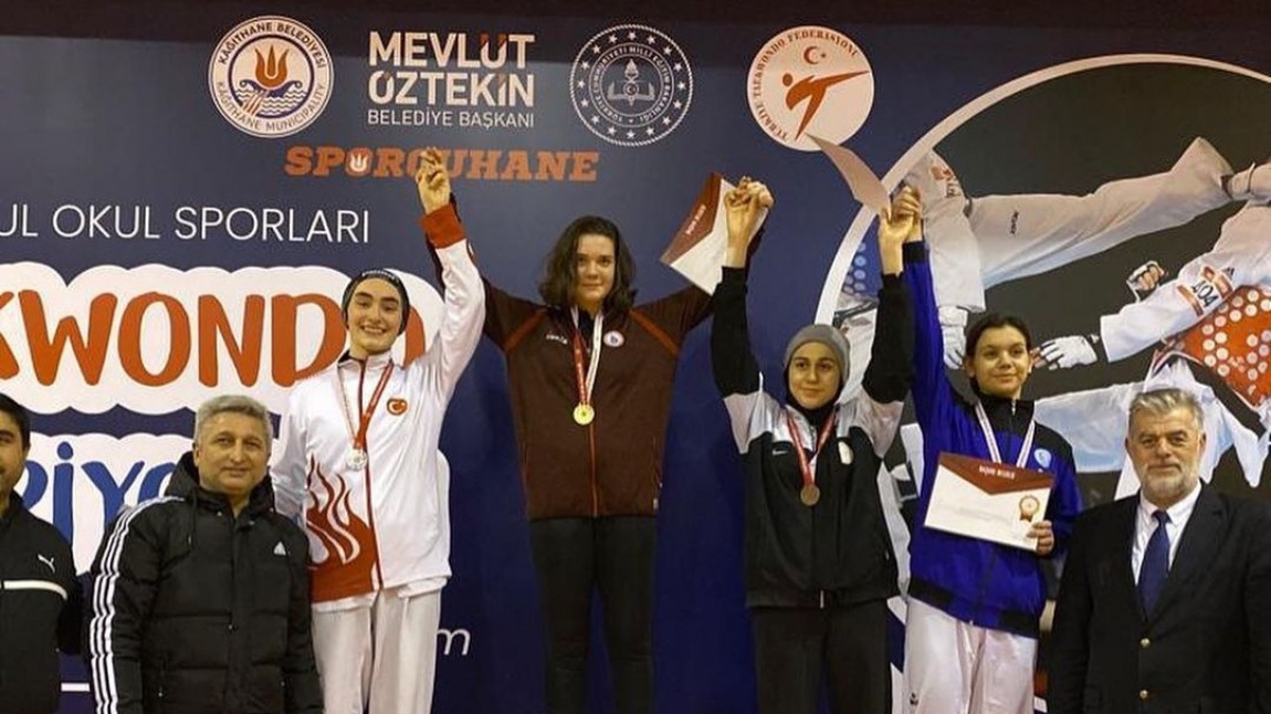 İstanbul okullar arası tekvando şampiyonasında okulumuzu temsil eden 12-D sınıfı öğrencilerimizden TUĞBA GÜRSES İstanbul 2'ncisi olmuştur 