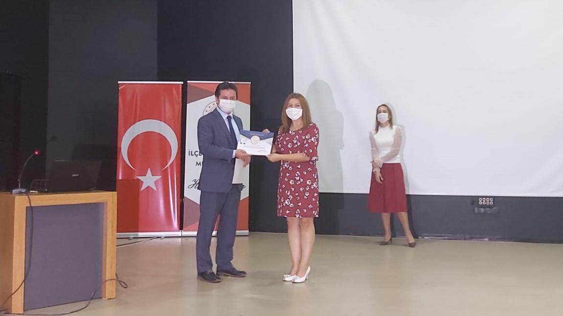 e-Twinning Ulusal Kalite Etiketleri için İlçe Milli Eğitim Müdürümüz Burhan Bayrak, Öğretmenimiz Betül Demirci'ye Teşekkür Belgesi Takdim Etti!